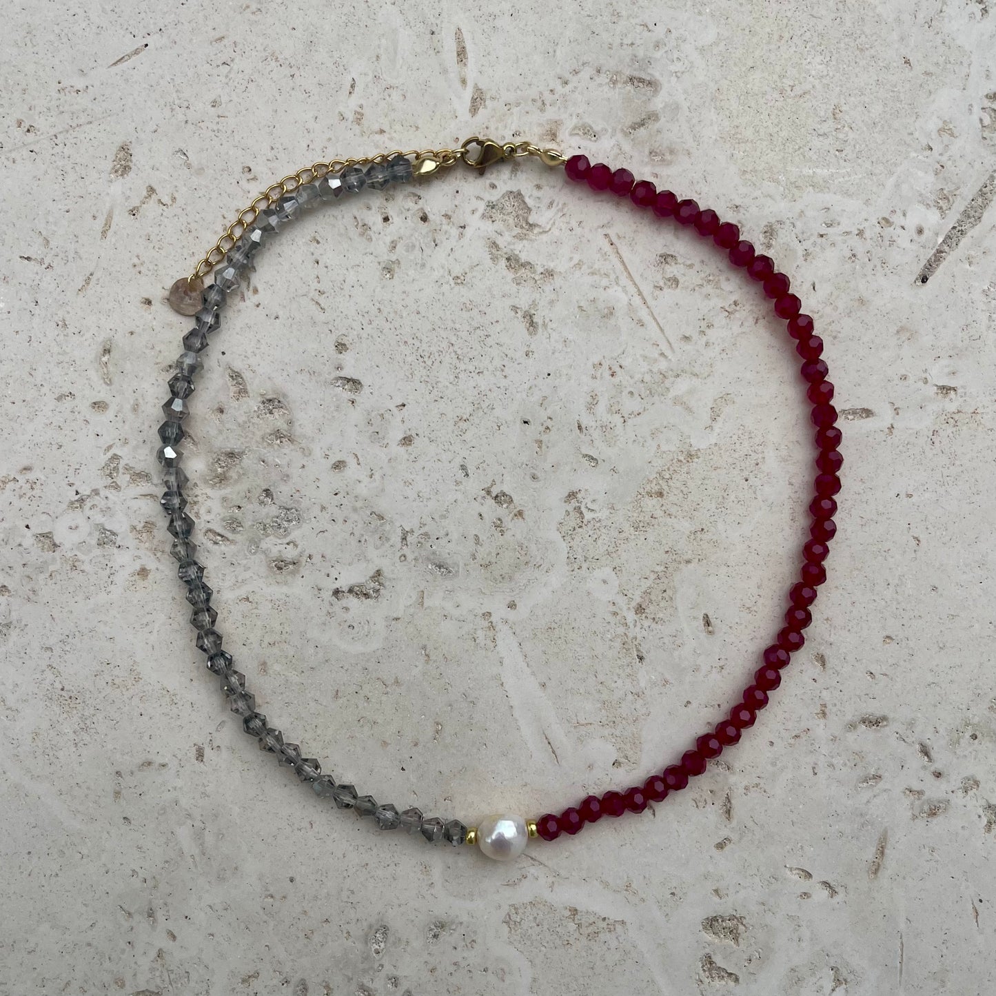 COLLIER RAS DE COU UNIQUE ROUGE ET GRIS - PRODUIT