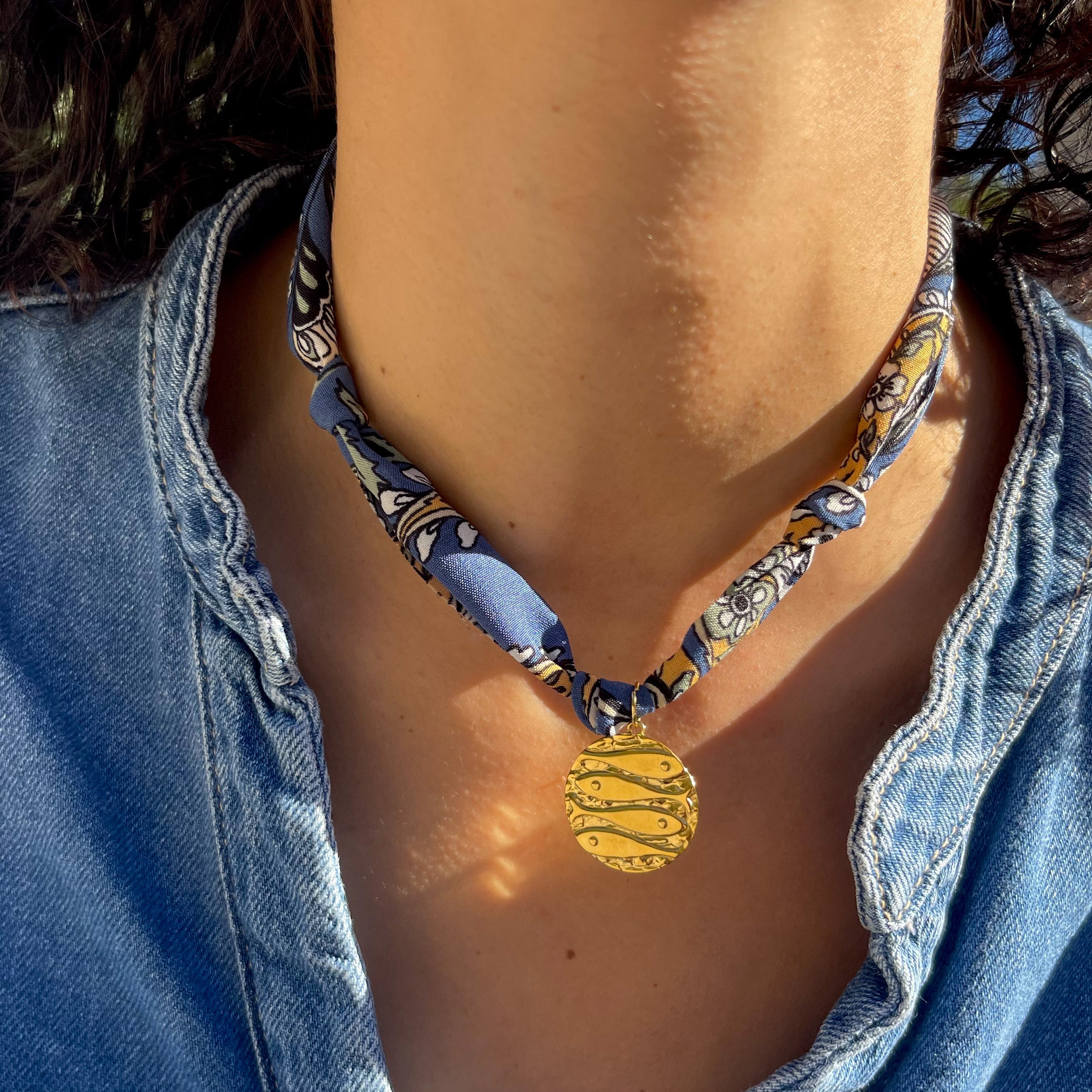 COLLIER BANDANA BLEU - MODÈLE