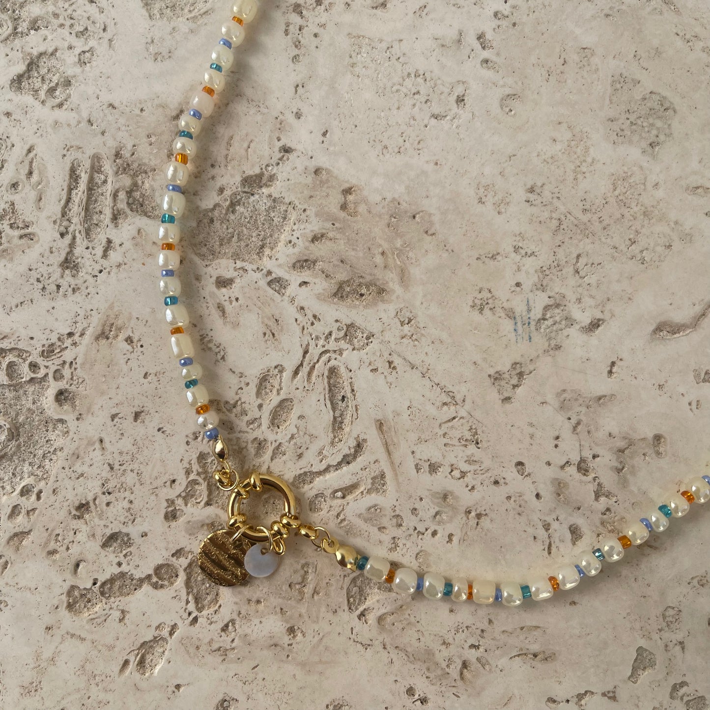 COLLIER MARISCO BLEU ET ORANGE DORÉ - PRODUIT