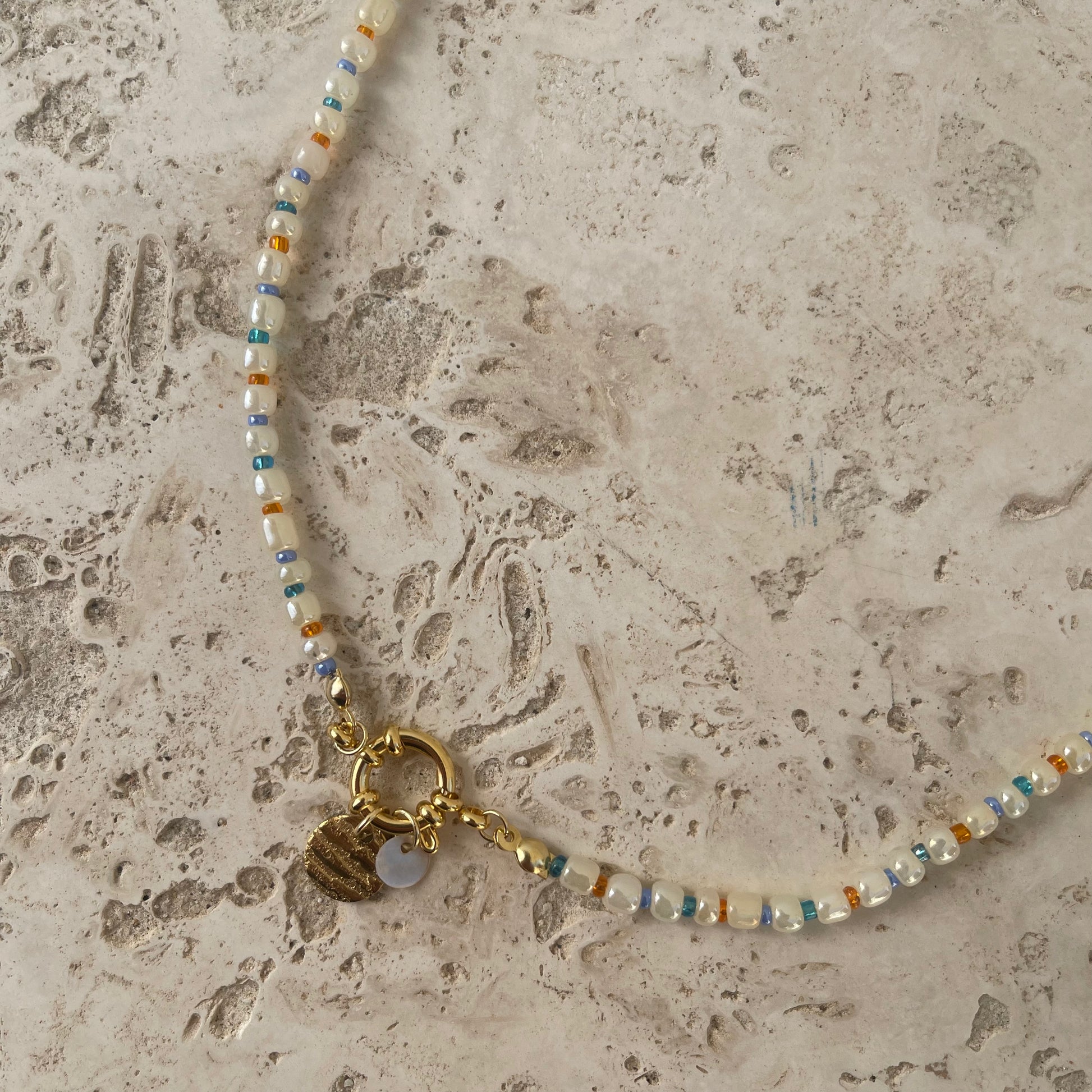 COLLIER MARISCO BLEU ET ORANGE DORÉ - PRODUIT